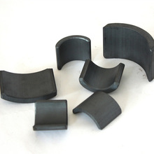 Ferrite arc magnet